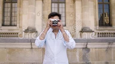 <strong>巴黎</strong>，法国，2019年4月。 在<strong>卢浮宫</strong>博物馆背景下，穿着白色衬衫的年轻人用摄像机拍摄照片